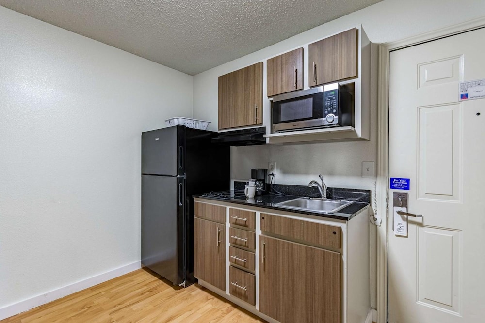 Suburban Studios Dallas Northwest Walnut Hill 37/49