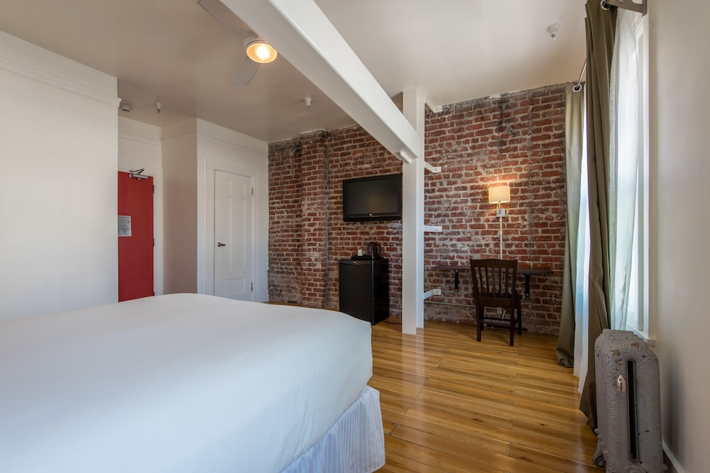 DELUXE, QUEEN BED