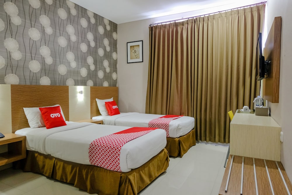 SUPER OYO Townhouse OAK Series Style Hotel Jember 7/21