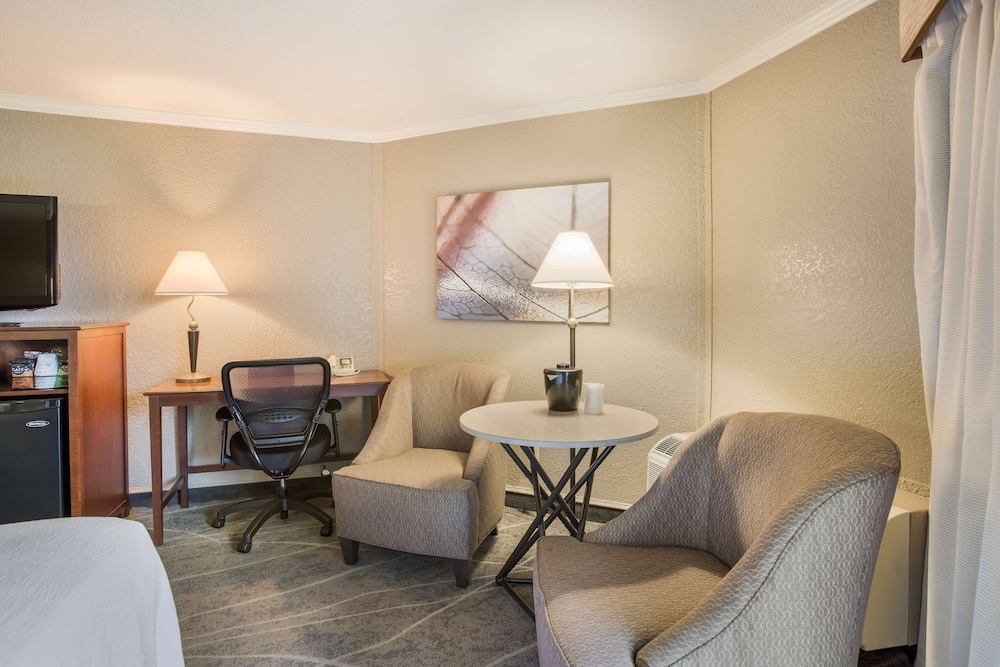 Best Western Harbour Pointe Lakefront 33/37