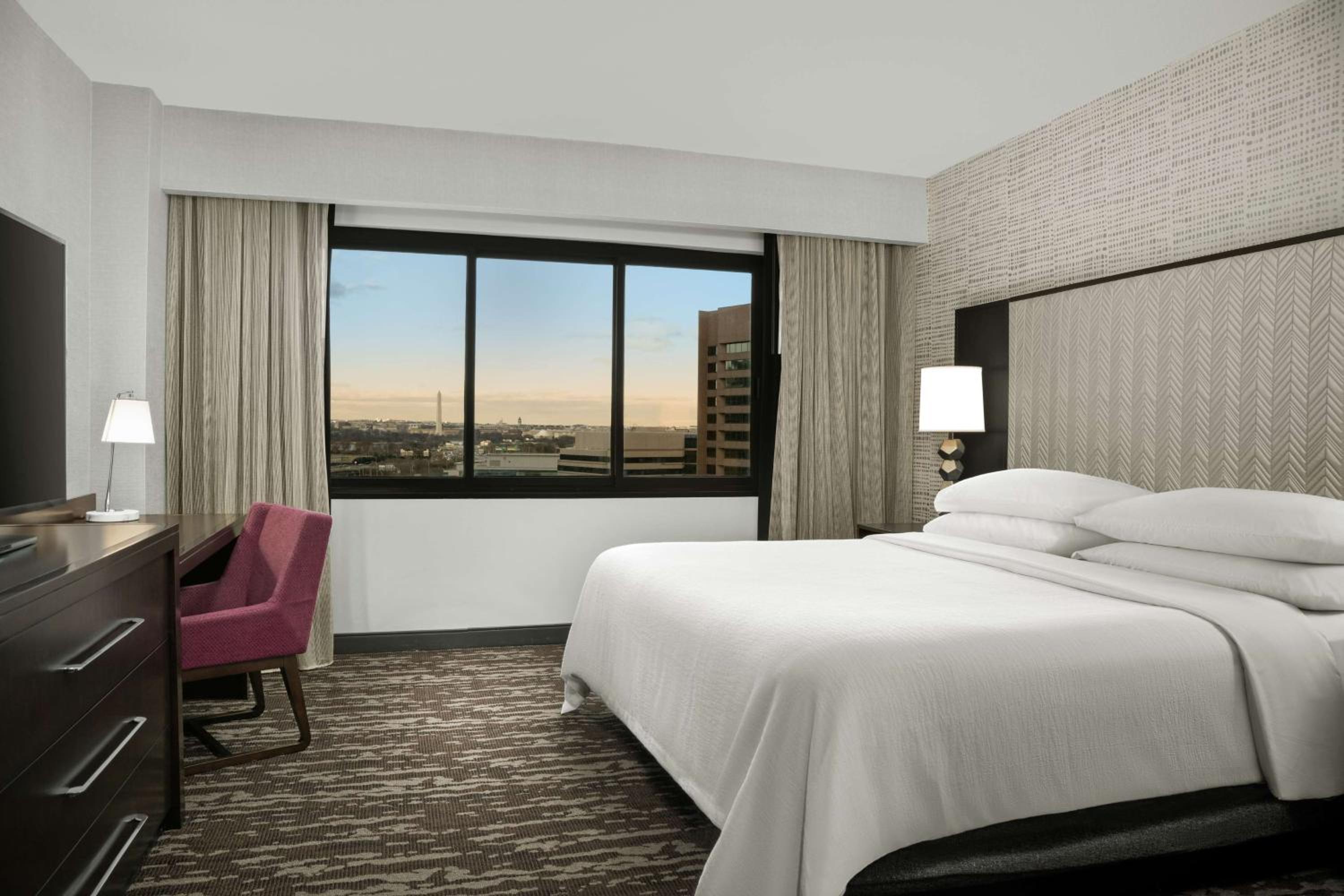 2 Rooms, Suite, King Bed, Statue View، Embassy Suites By Hilton Crystal City National Airport 3/7