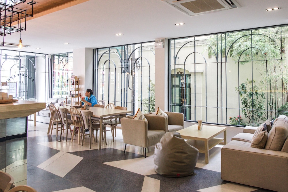 Issara By D Hostel 75/93
