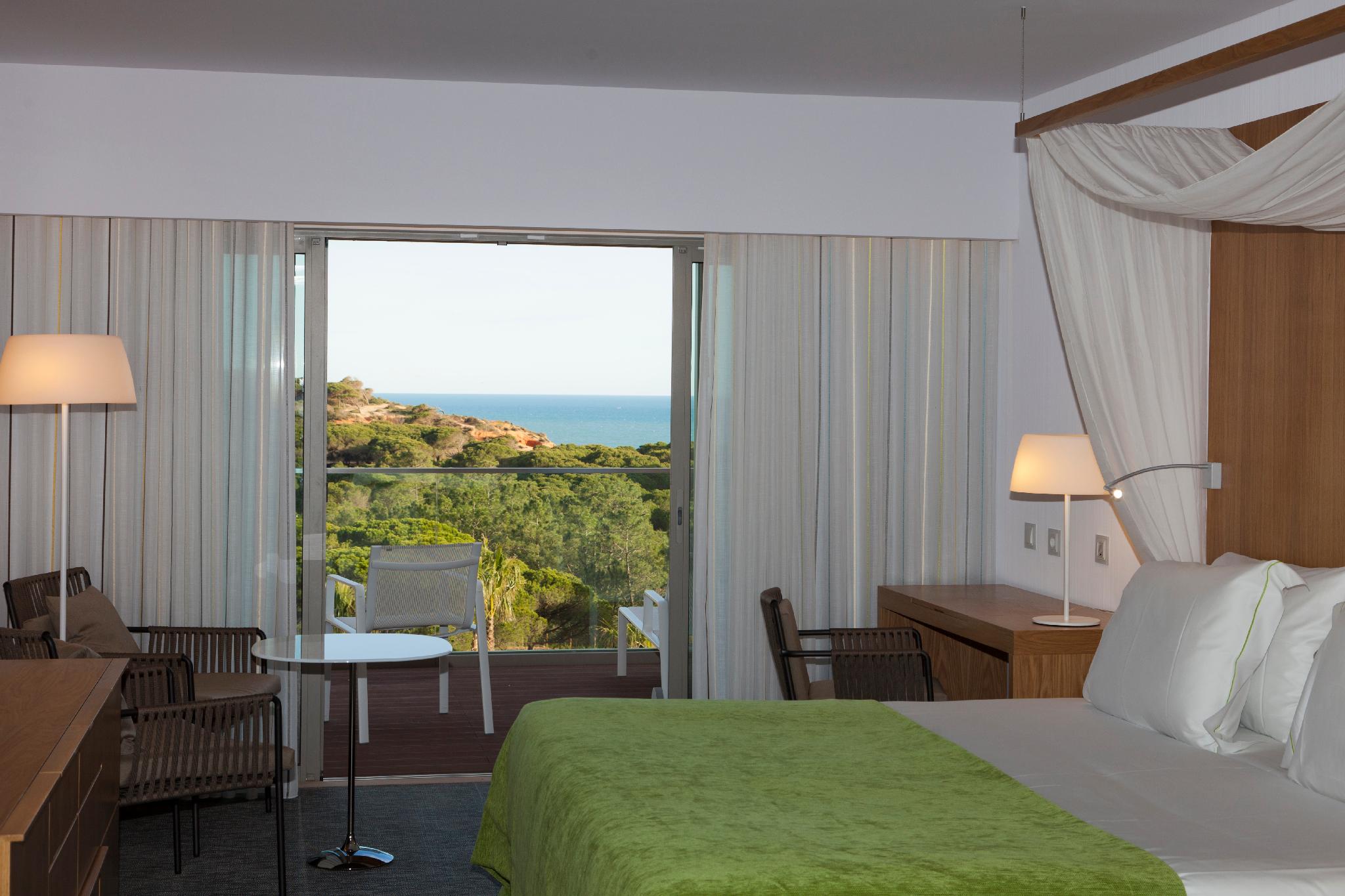 Deluxe, Ocean Front
