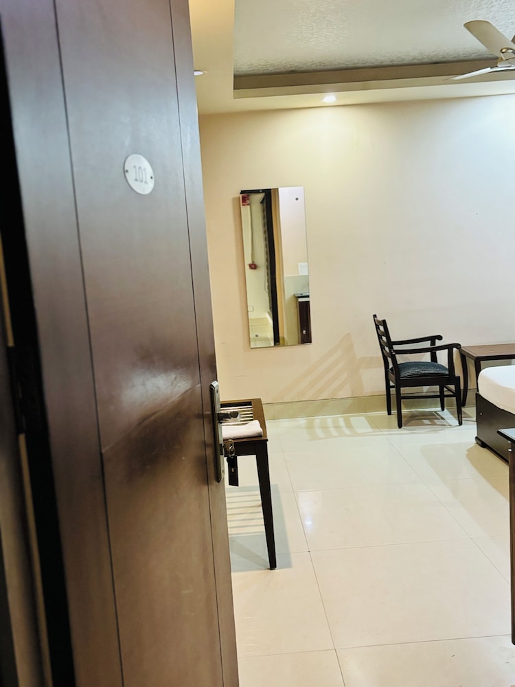 Oyo 5198 Hotel Hcgrand 15/31
