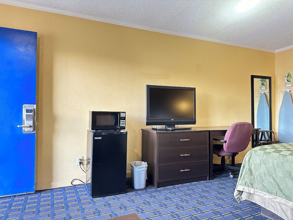 Rodeway Inn and Suites Plymouth Hwy 64 50/55
