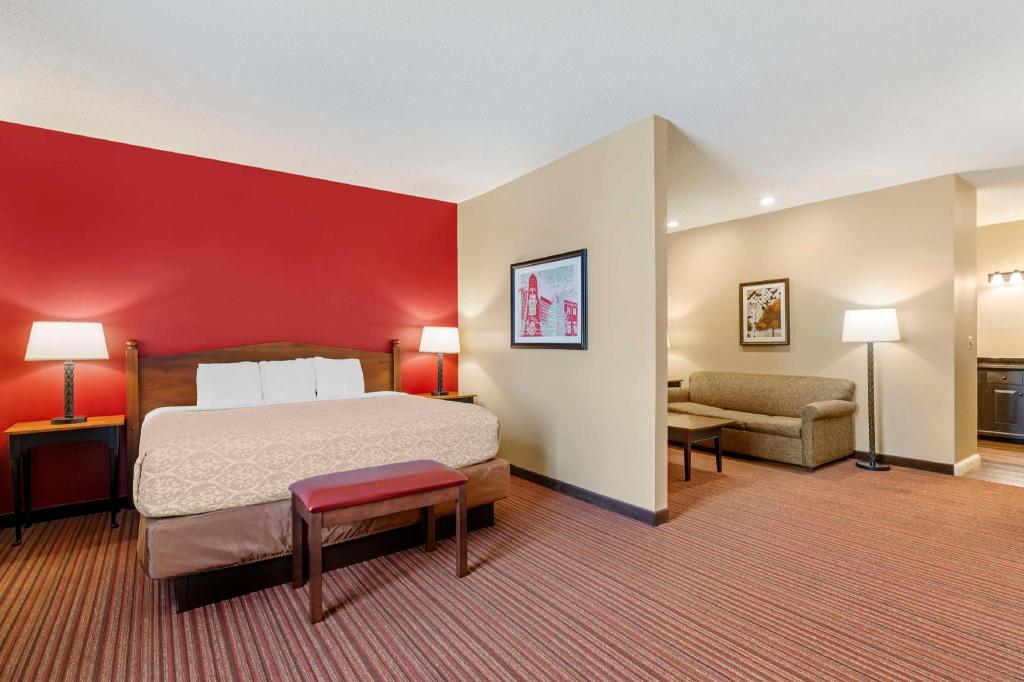 Suite, King Bed, Sofa, Jetted Tub, Kitchenette