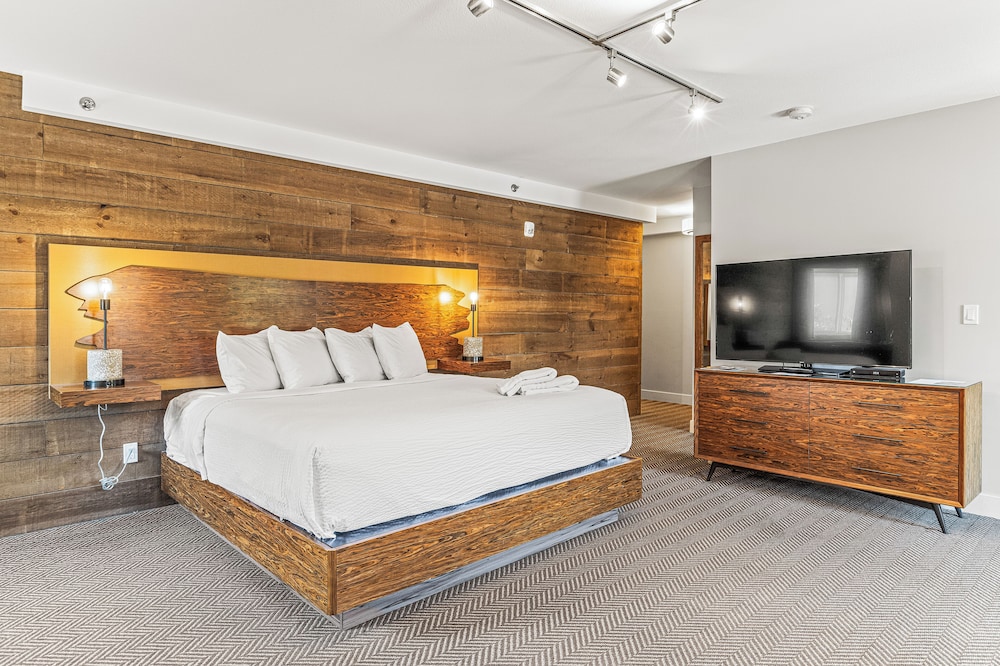 DELUXE, SUITE, KING BED