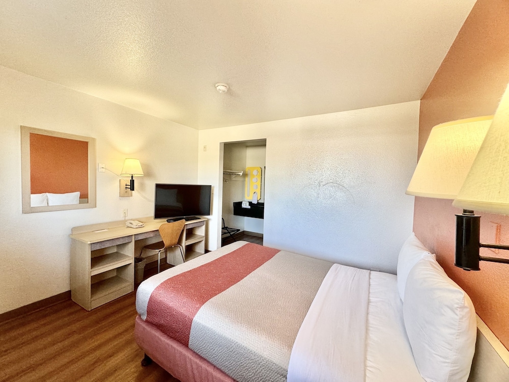 Motel6 Bellflower, CA - Los Angeles 28/65