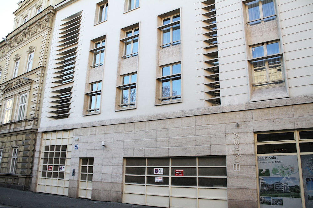 FriendHouse Apartments 3/50