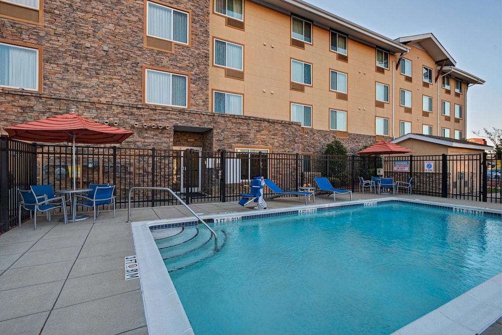 TownePlace Suites Fayetteville Cross Creek 2/35