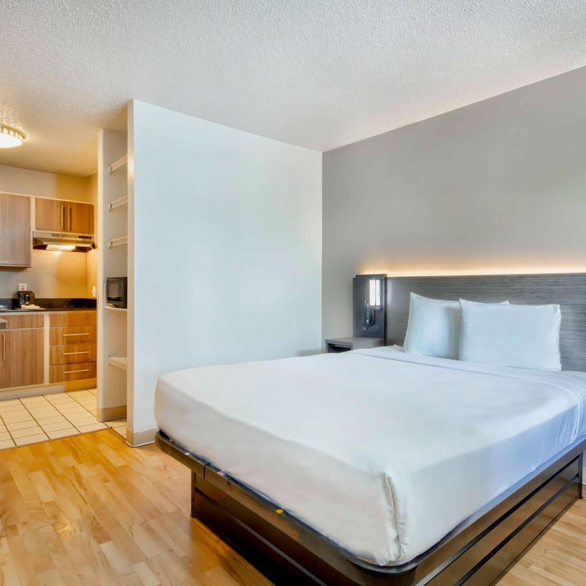 ROOM, QUEEN BED, ACCESSIBLE