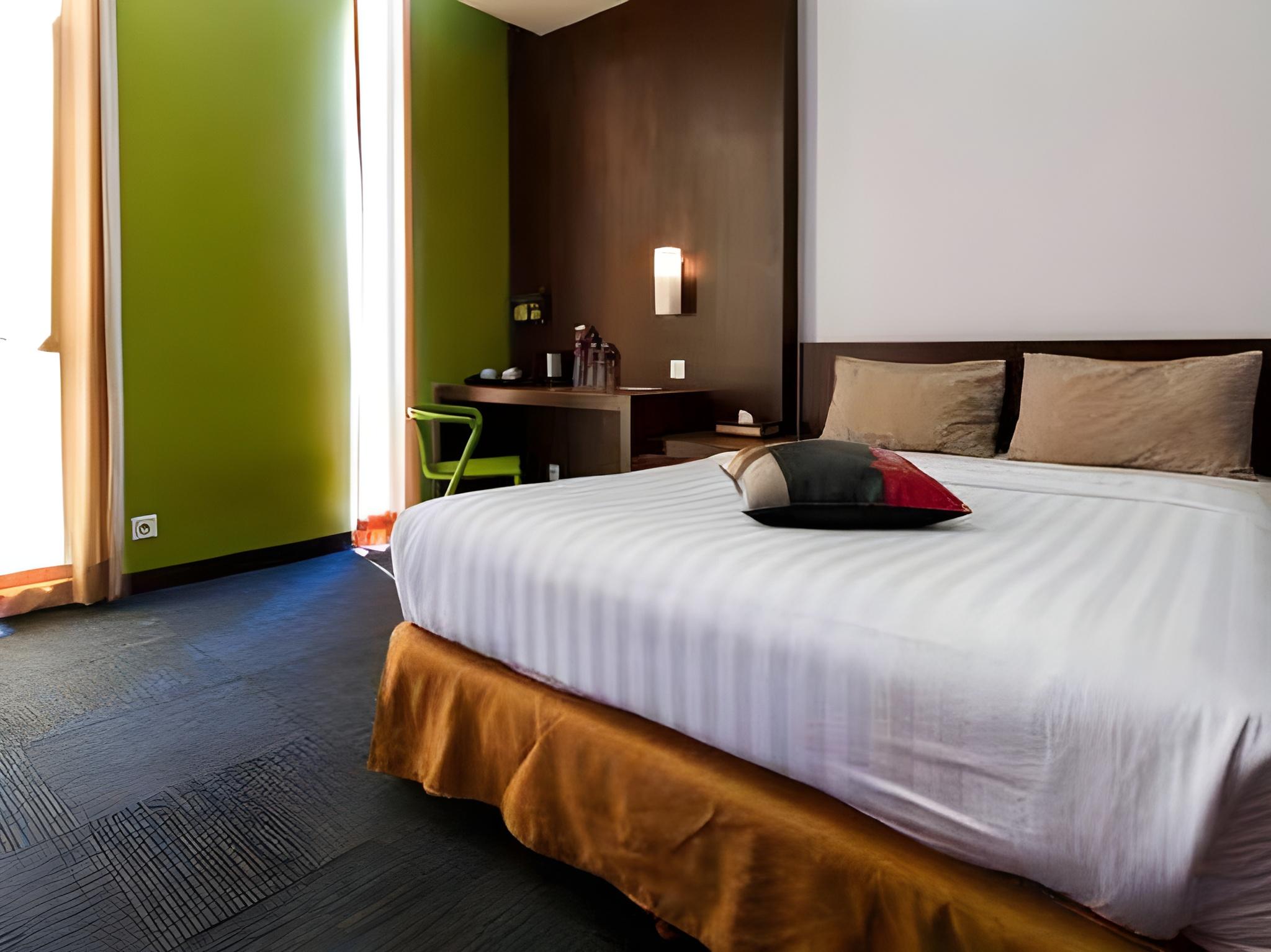 PLAN B HOTEL 12/35
