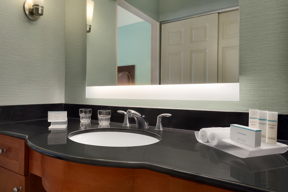 MainStay Suites Grand Rapids, MI 7/43