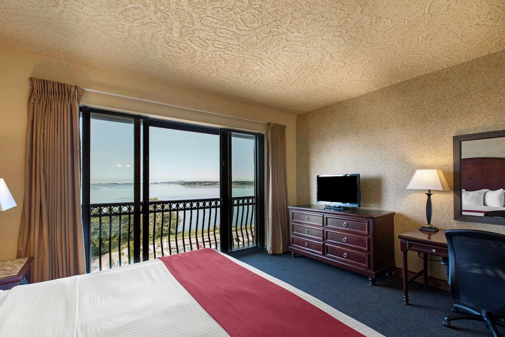 Shoreline Inn Conference Center Ascend Hotel Collection 18/45