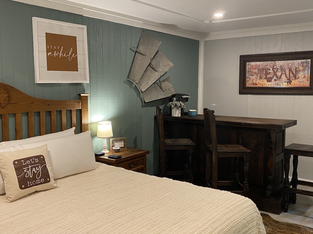 DELUXE, KING BED
