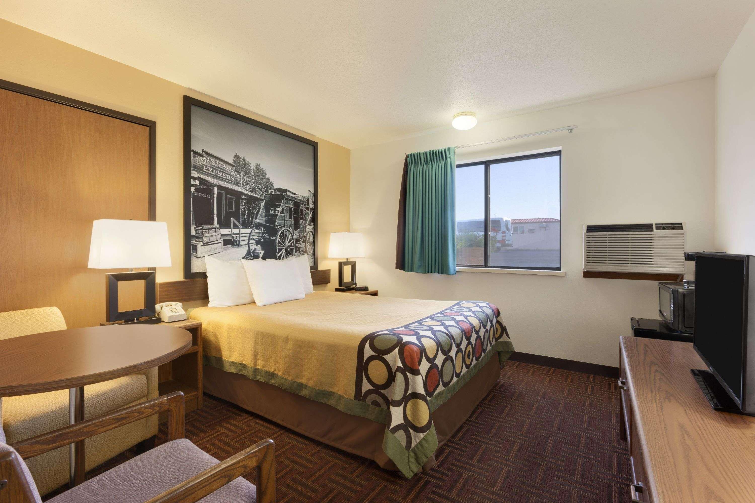 غرفة بسرير كوين