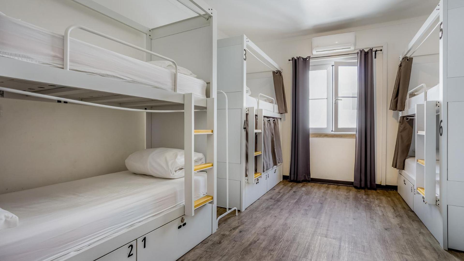 MIXED DORM, 8 BEDS