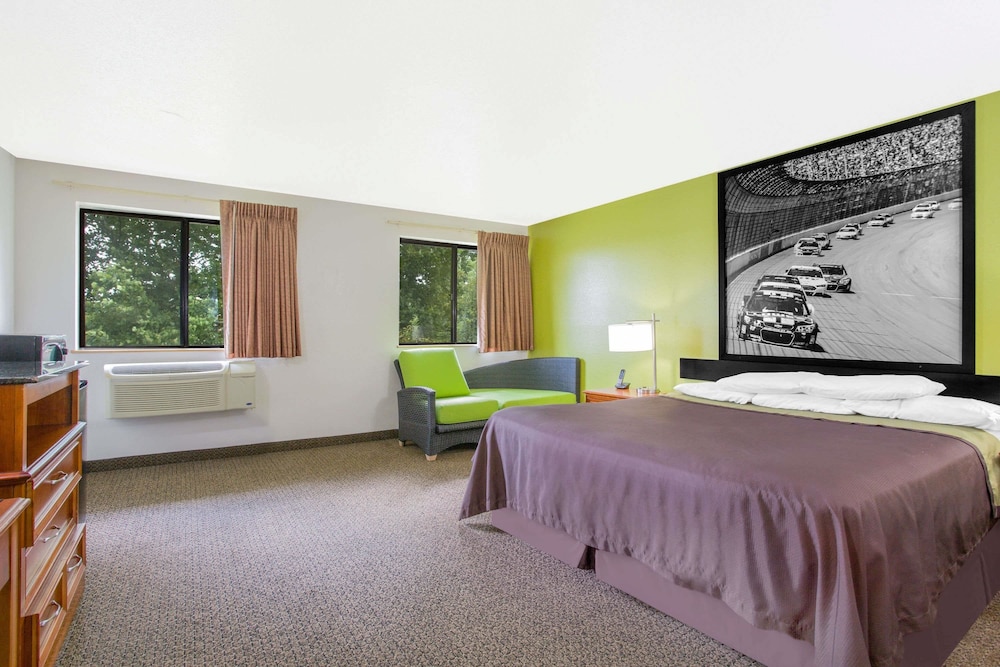 Super 8 by Wyndham South Boston VA 15/31