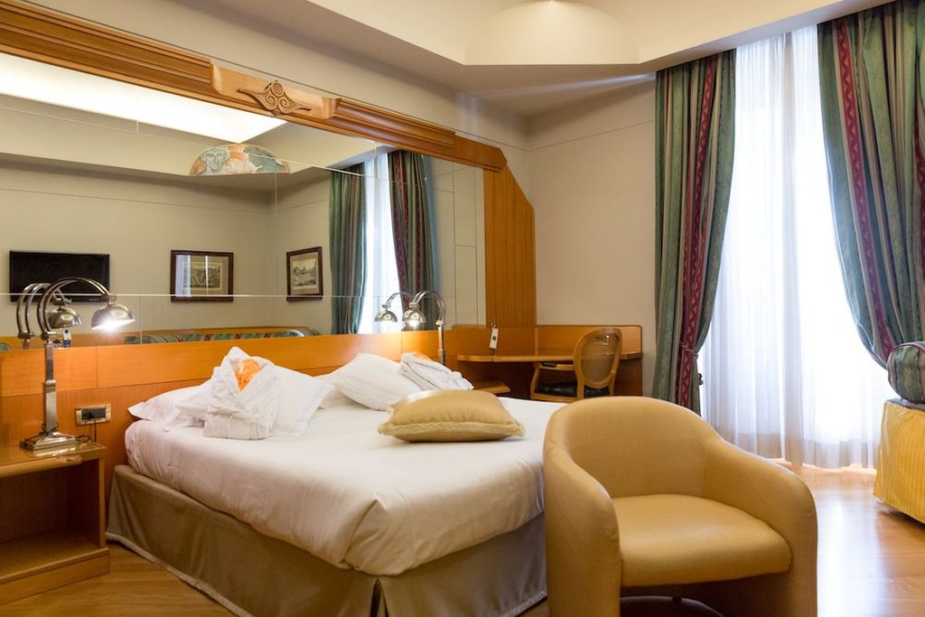 Isa Hotel 8/58