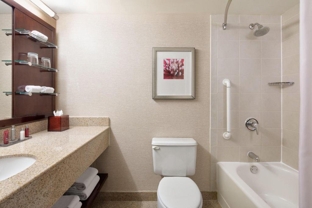 Concierge, Guest Room, King Bed, Sofa, Concierge Level