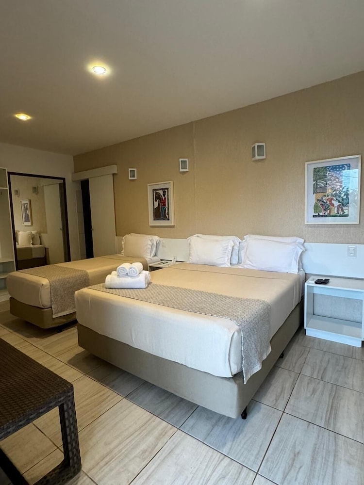 ROOM, QUADRUPLE, MULTIPLE BEDS