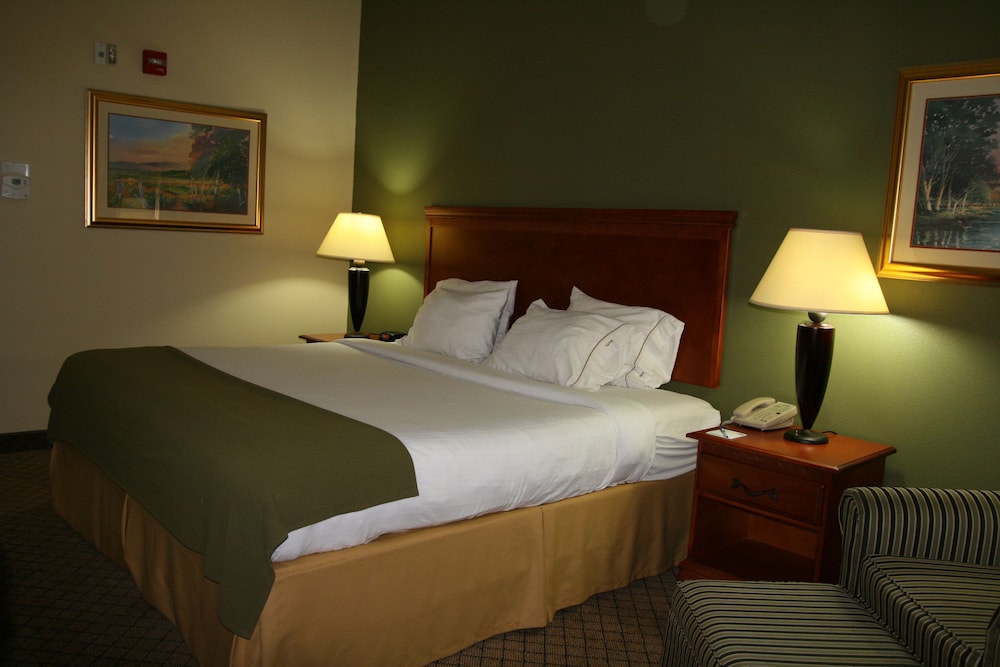 Holiday Inn Express Suites Greenwood 19/66