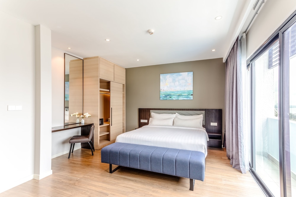 3 BEDROOMS, EXECUTIVE, SUITE