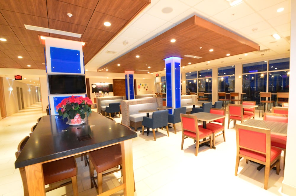 Holiday Inn Express Suites Toledo West 43/54
