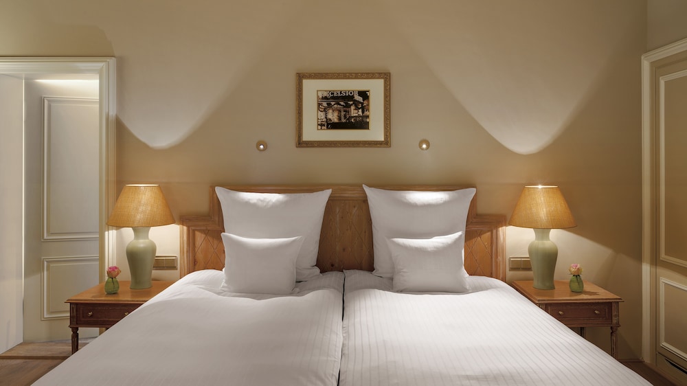 DELUXE, DOUBLE BED