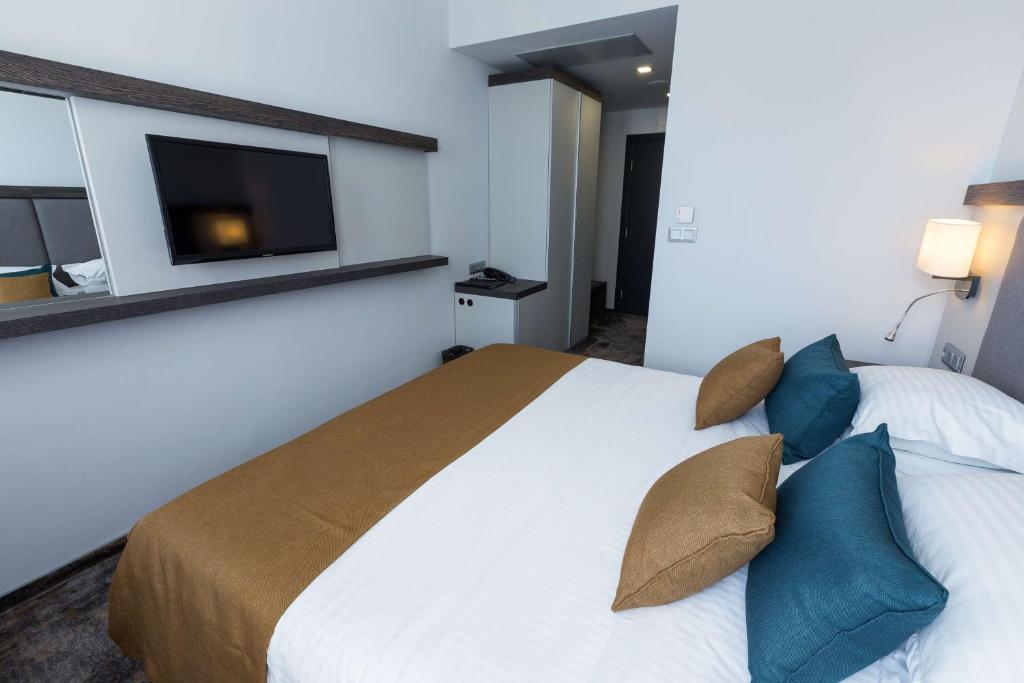 Room, King Bed, Pool View, No Balcony