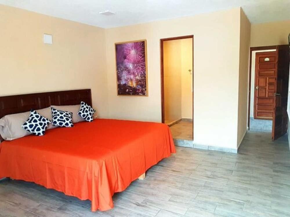 Valenciana Midway Inn 17/50