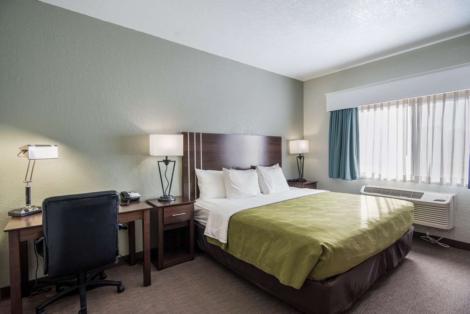 غرفة بسرير كينج لذوي الإعاقة، Quality Inn & Suites Pueblo West 2/4