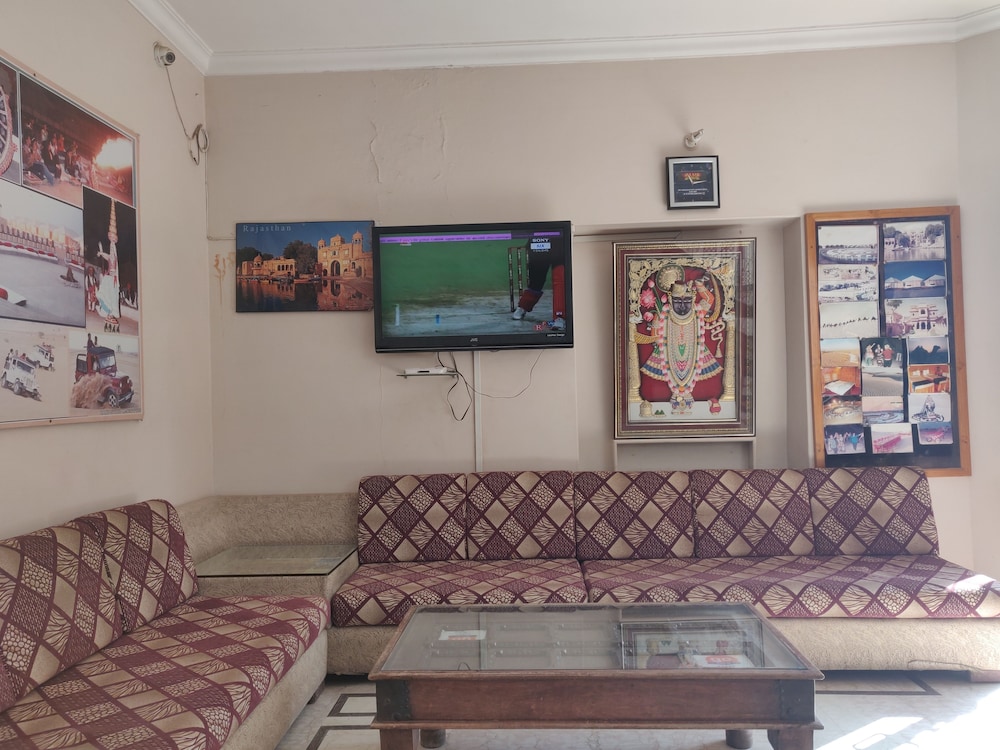 Hotel Leela Nikunj 8/14