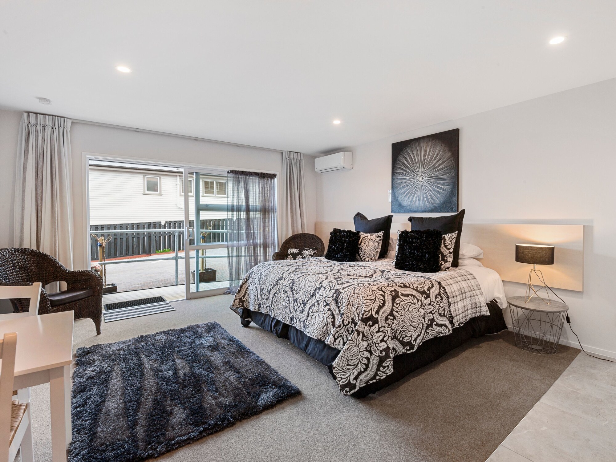 SUITE, KING BED