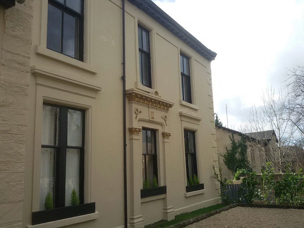 CROSSHILL HOUSE 6/23