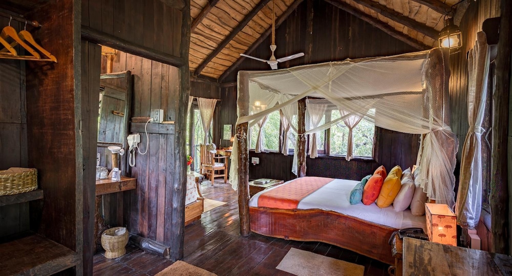TREE HOUSE HIDEAWAY 6/50