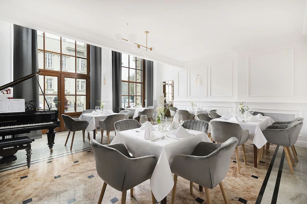restaurant cafeteria