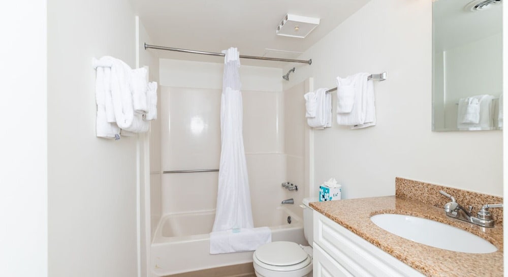 2 Bedrooms, Condo, Premium, 1 King and 1 Single Beds, Bay View, Sofa, Balcony، Bay Club Resort 6/6