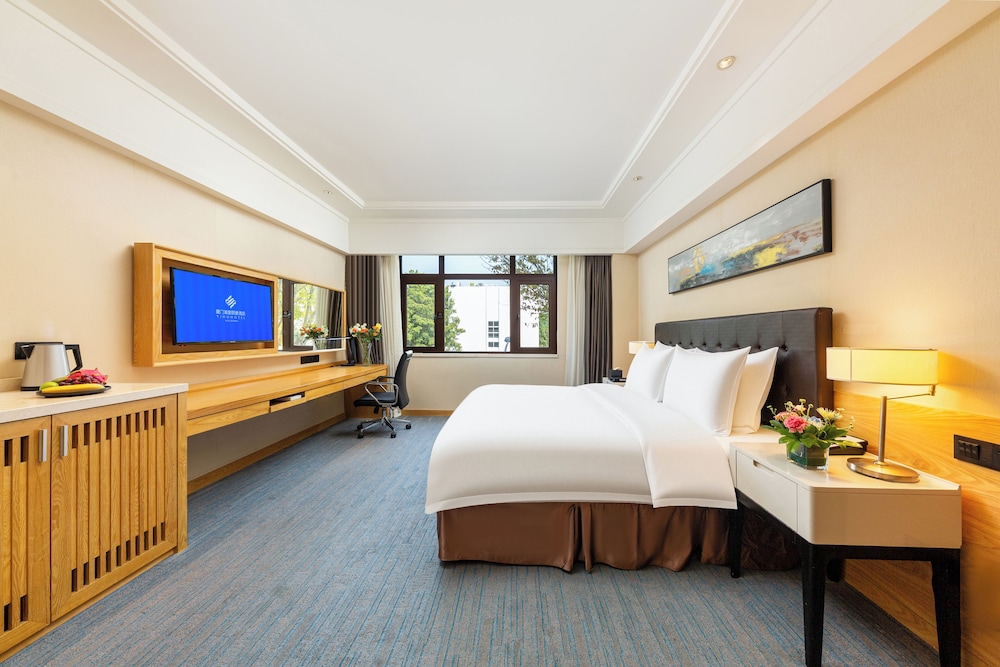 DELUXE, KING BED