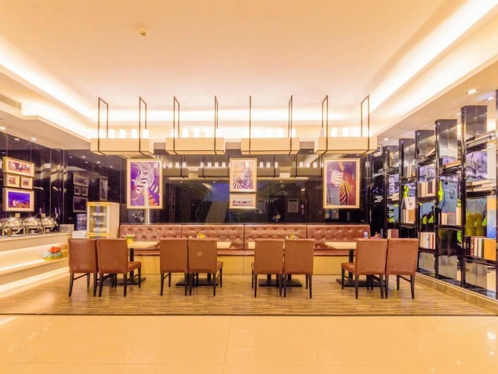 Grand Hyatt International Hotel & Free Airport Shuttle, Free VPN, Penguin Airport Hotel. 8/10