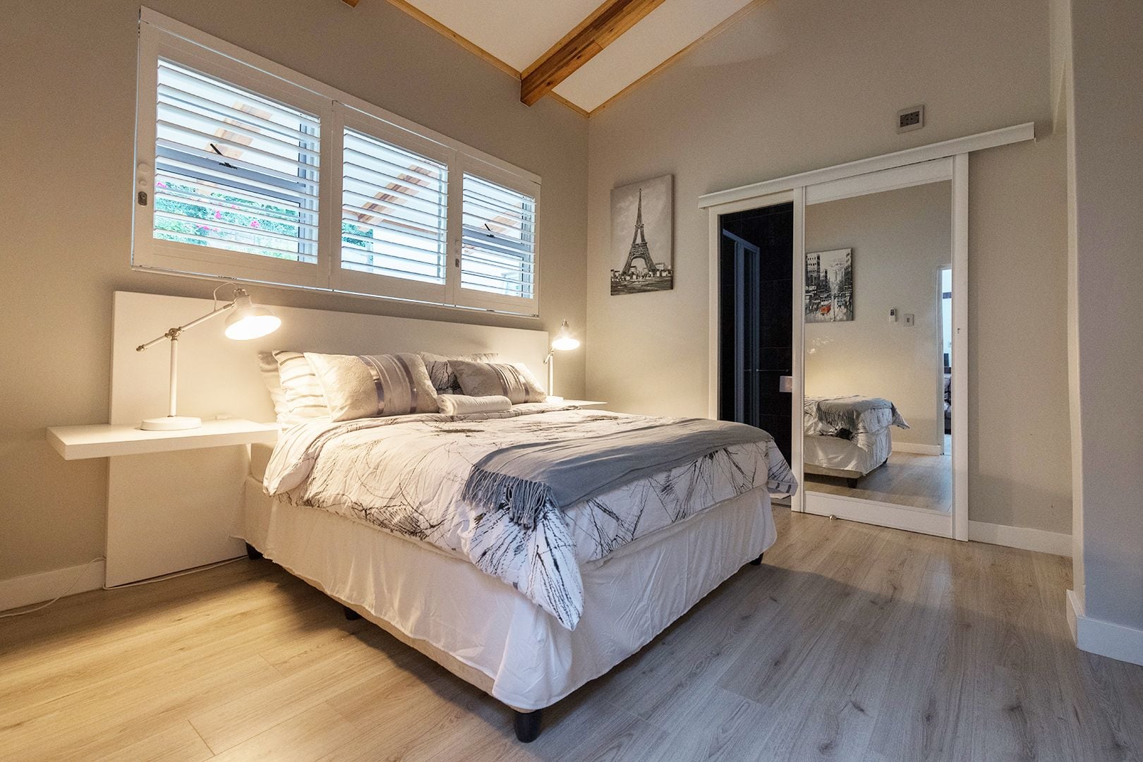 ROOM, VALLEY VIEW