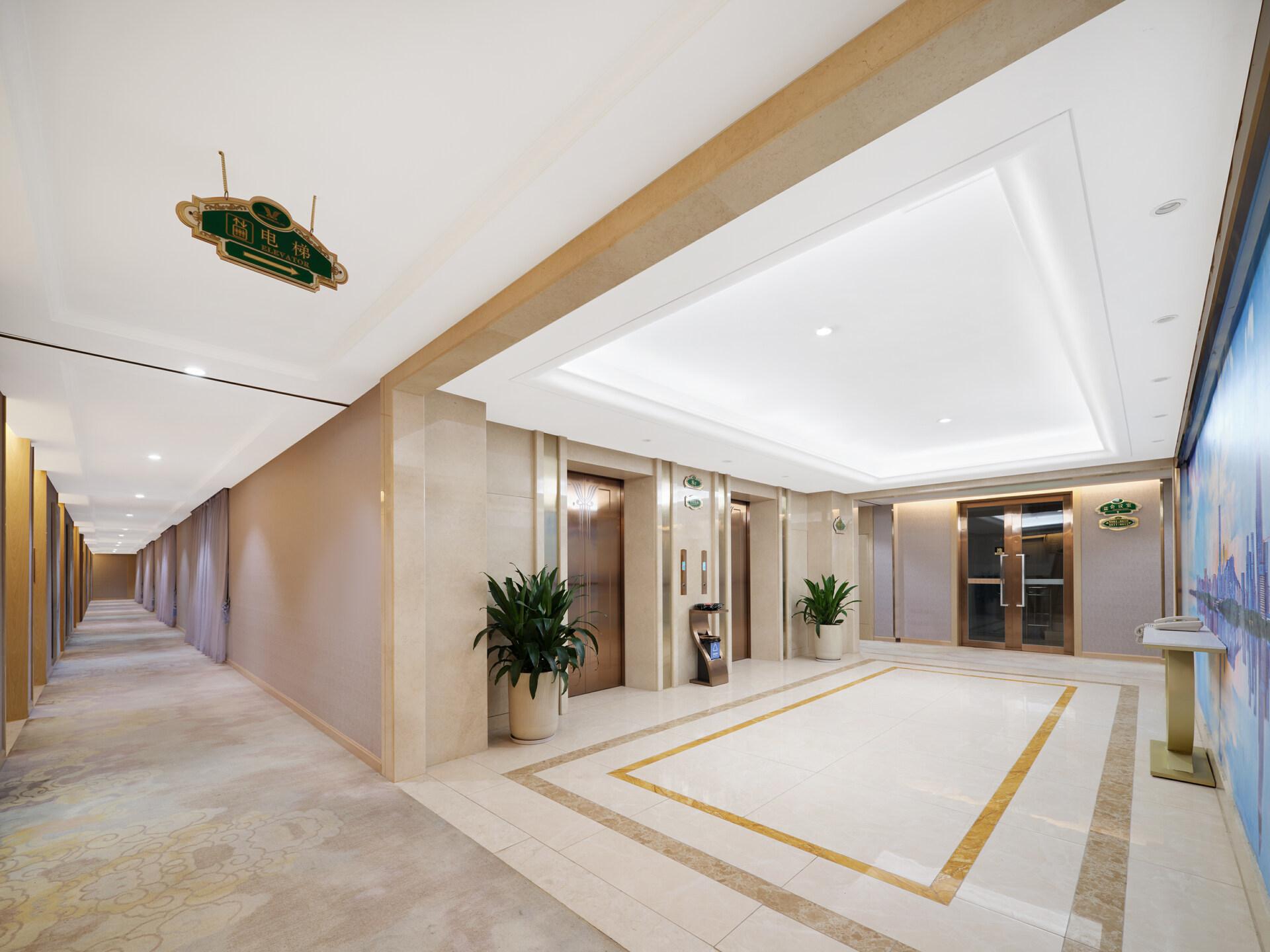 Vienna International Hotel (Shenzhen Huizhanwan Center) 13/50