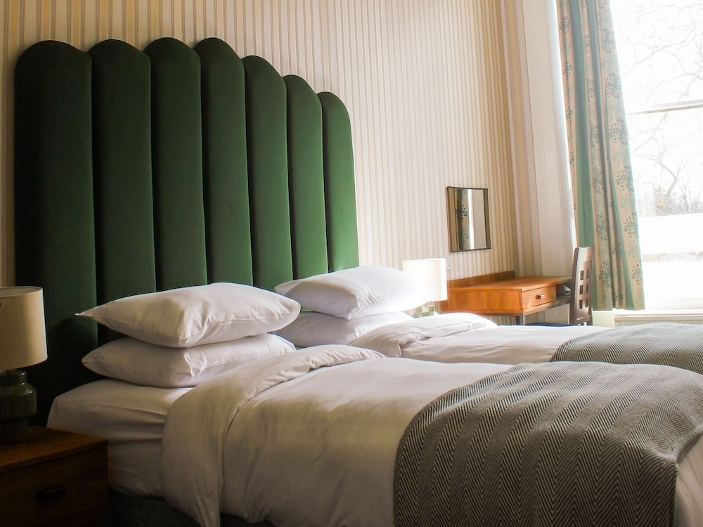 ROOM, TWIN BEDS