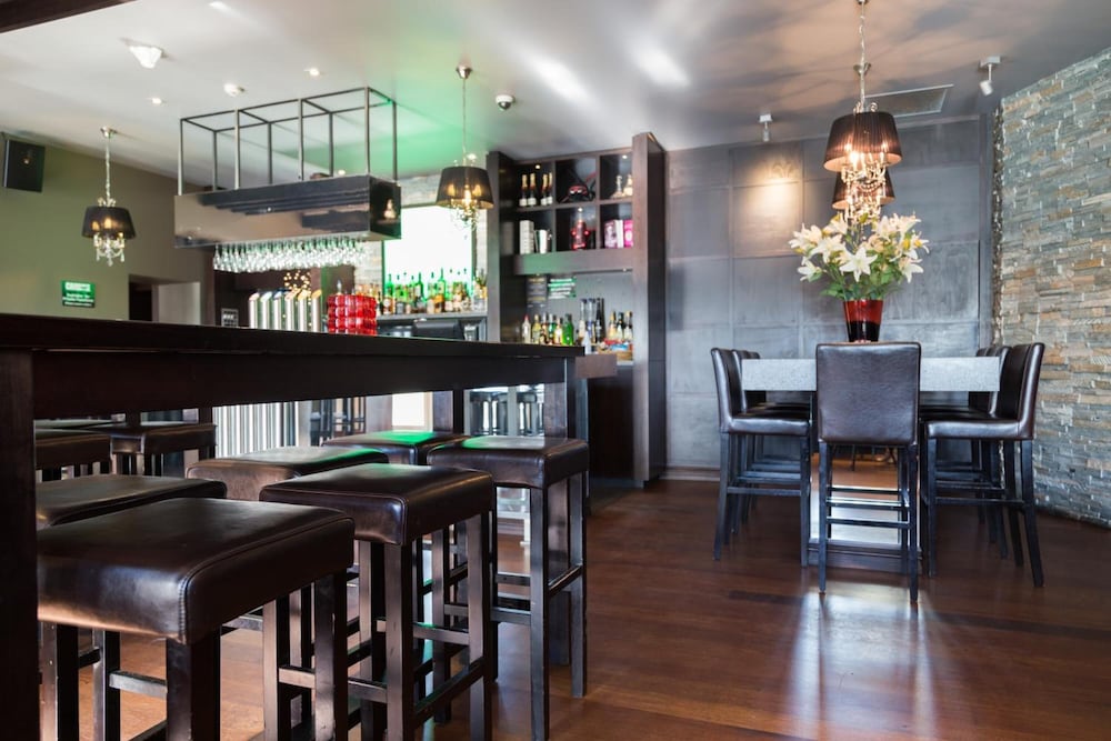 The Racecourse Hotel & Motorlodge 40/53