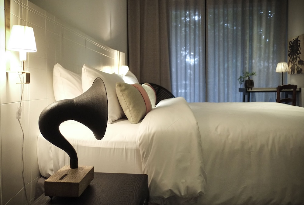 HOTEL DES ARTISTS PING SILHOUETTE 39/58