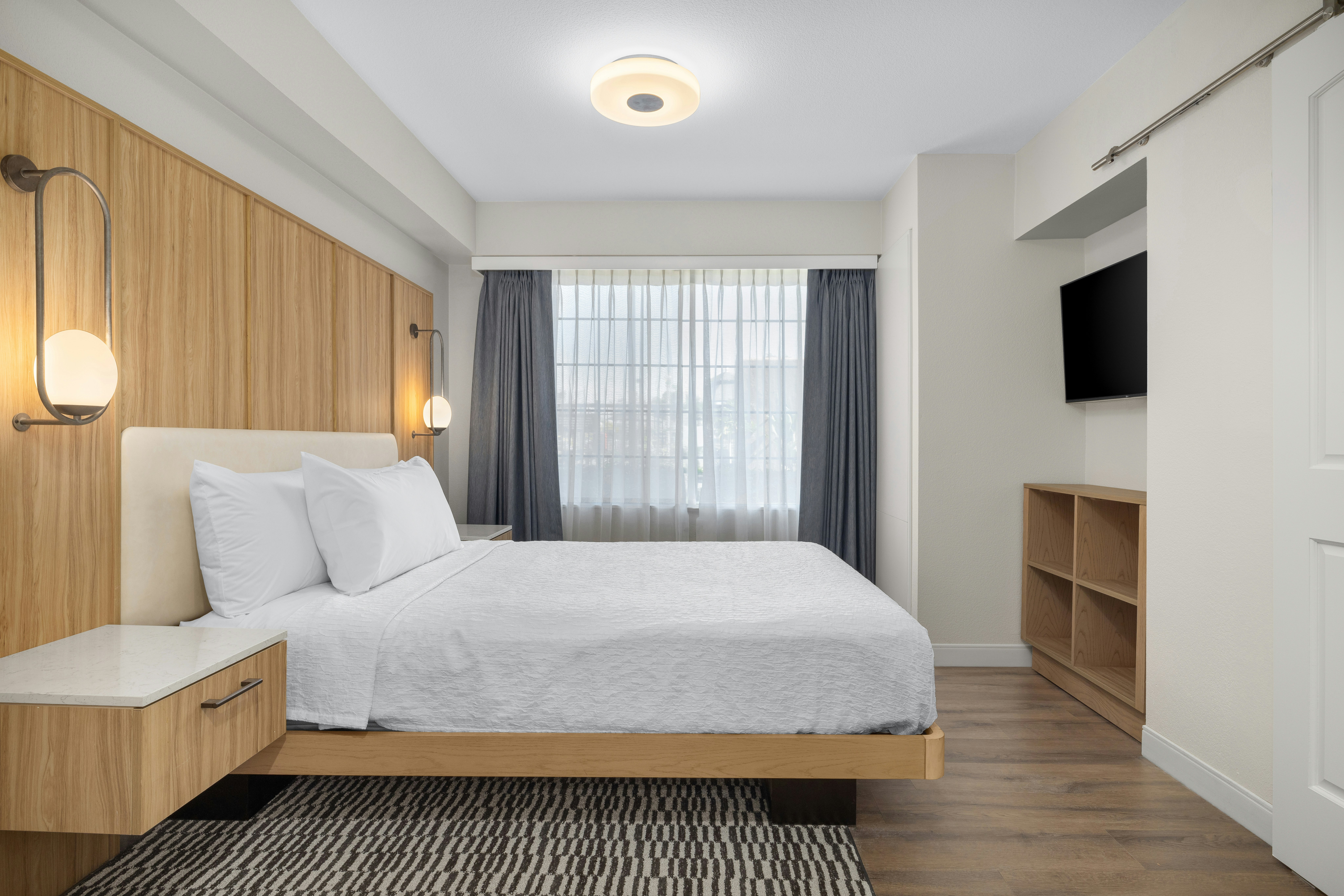 SUITE, QUEEN BED, ACCESSIBLE