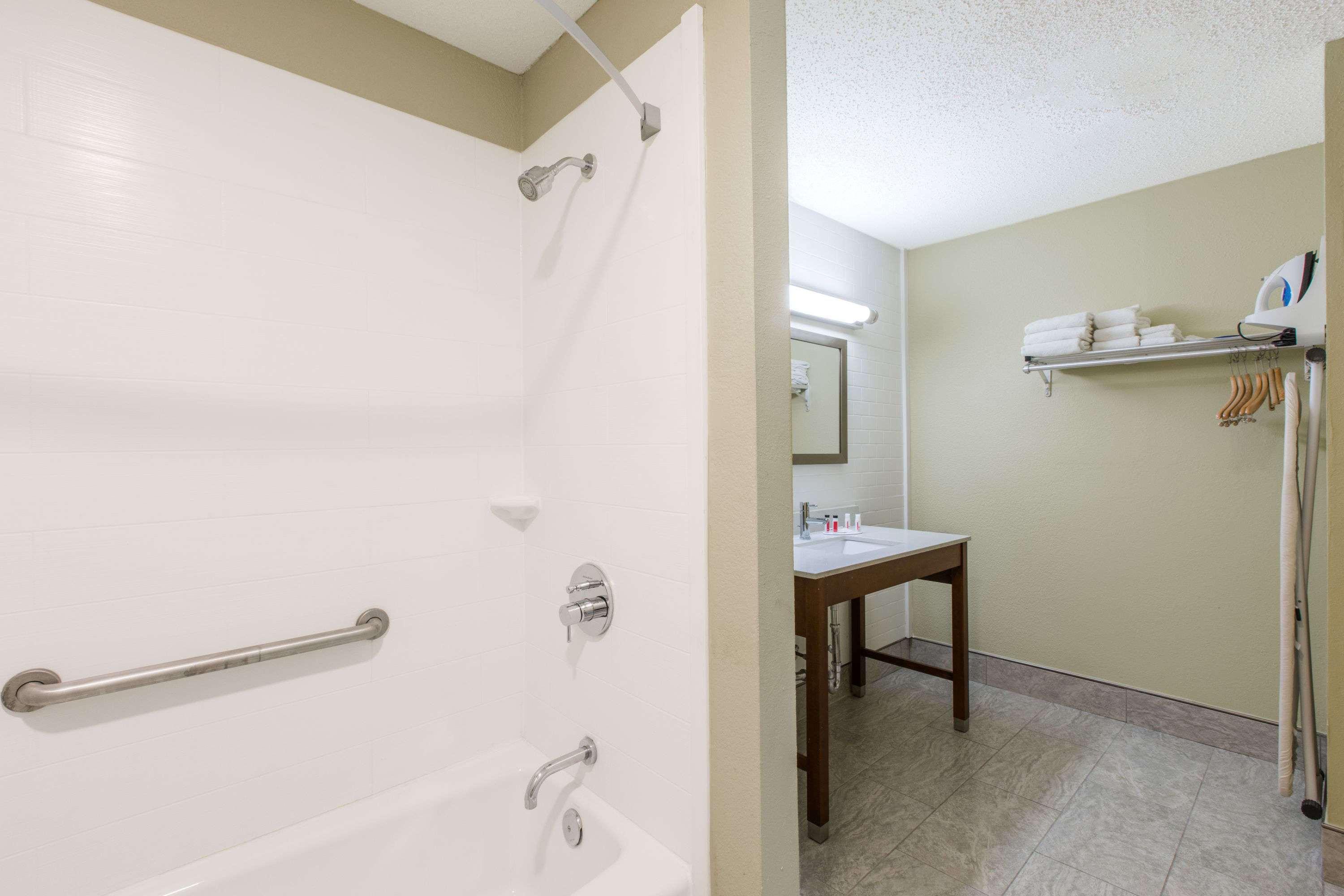 Days Inn & Suites by Wyndham Big Spring 25/28