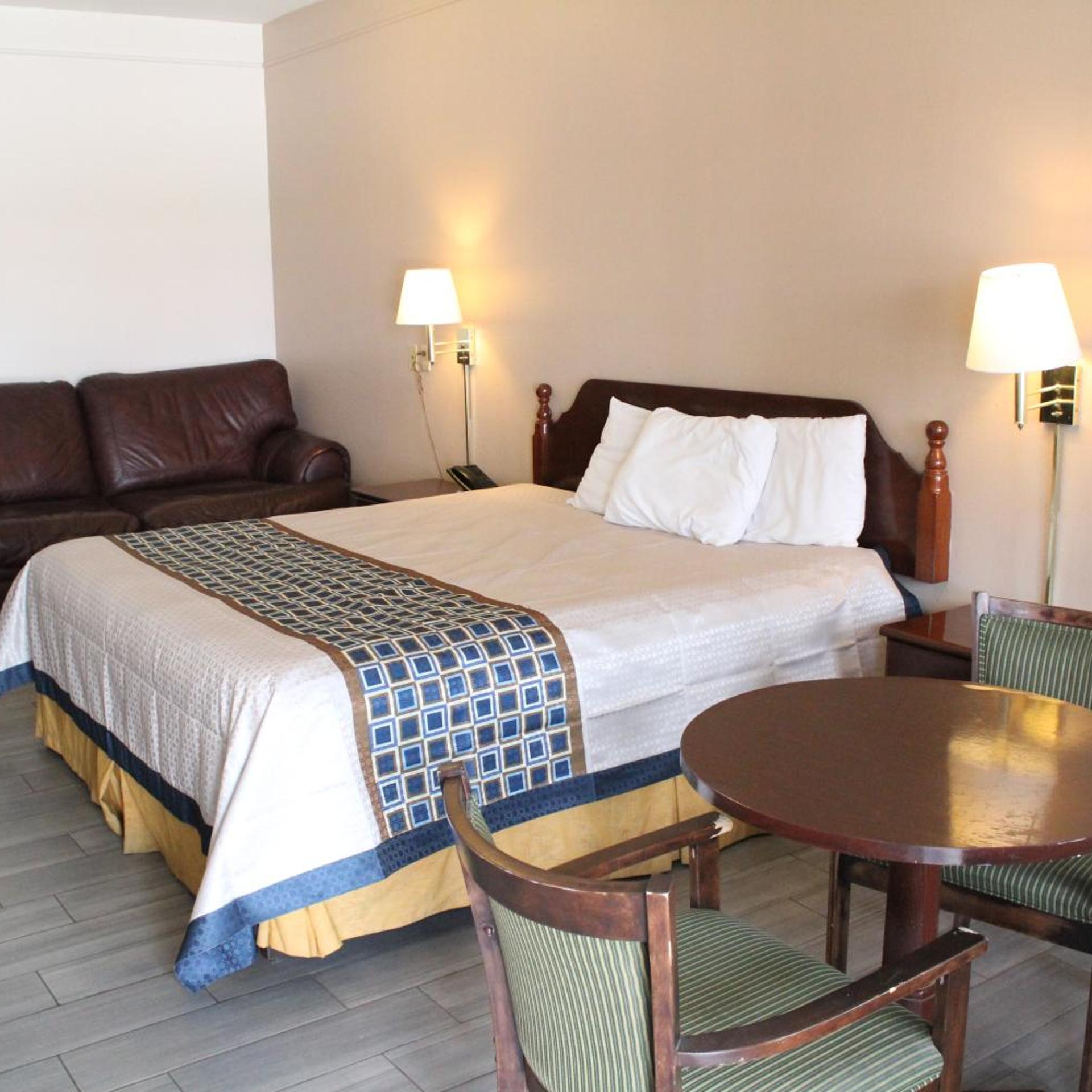 Deluxe, King Bed, Texas Inn Downtown Mcallen 2/10