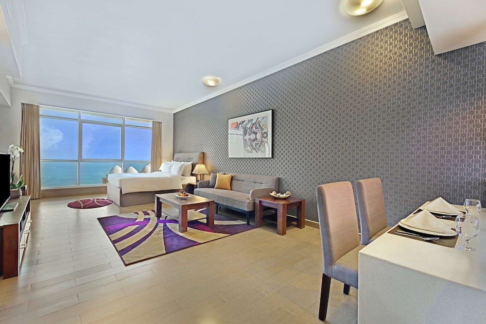 THE CURVE HOTEL 43/74