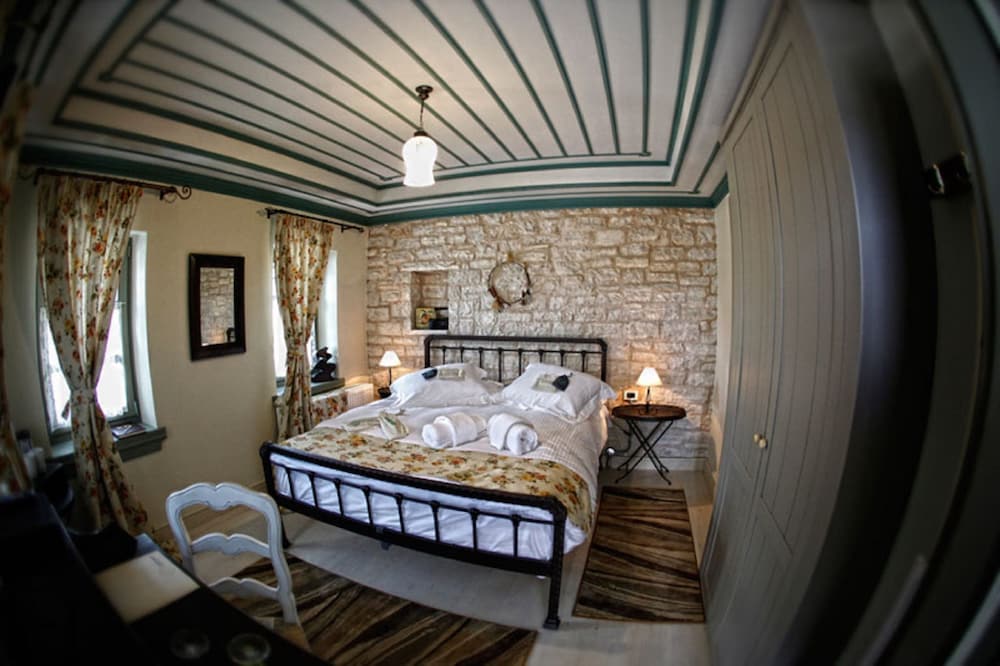 Pirrion Hotel 12/50